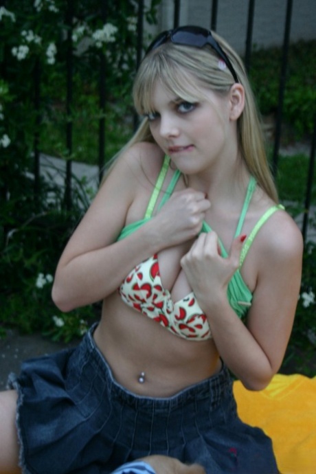 petite teen blonde bronzée chevauche nus chauds photos