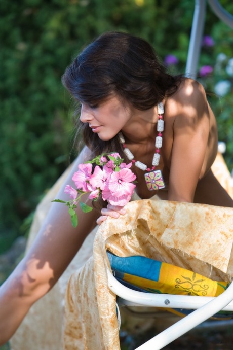 brune chaude aux cheveux bouclés belle haute qualité galeries