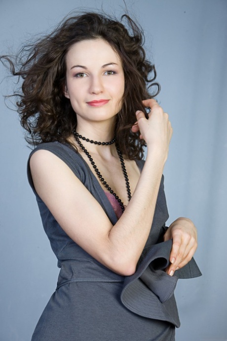 petite ado italienne aux cheveux bouclés parfait des photos