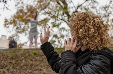 méchant aux cheveux bouclés érotique parfait image